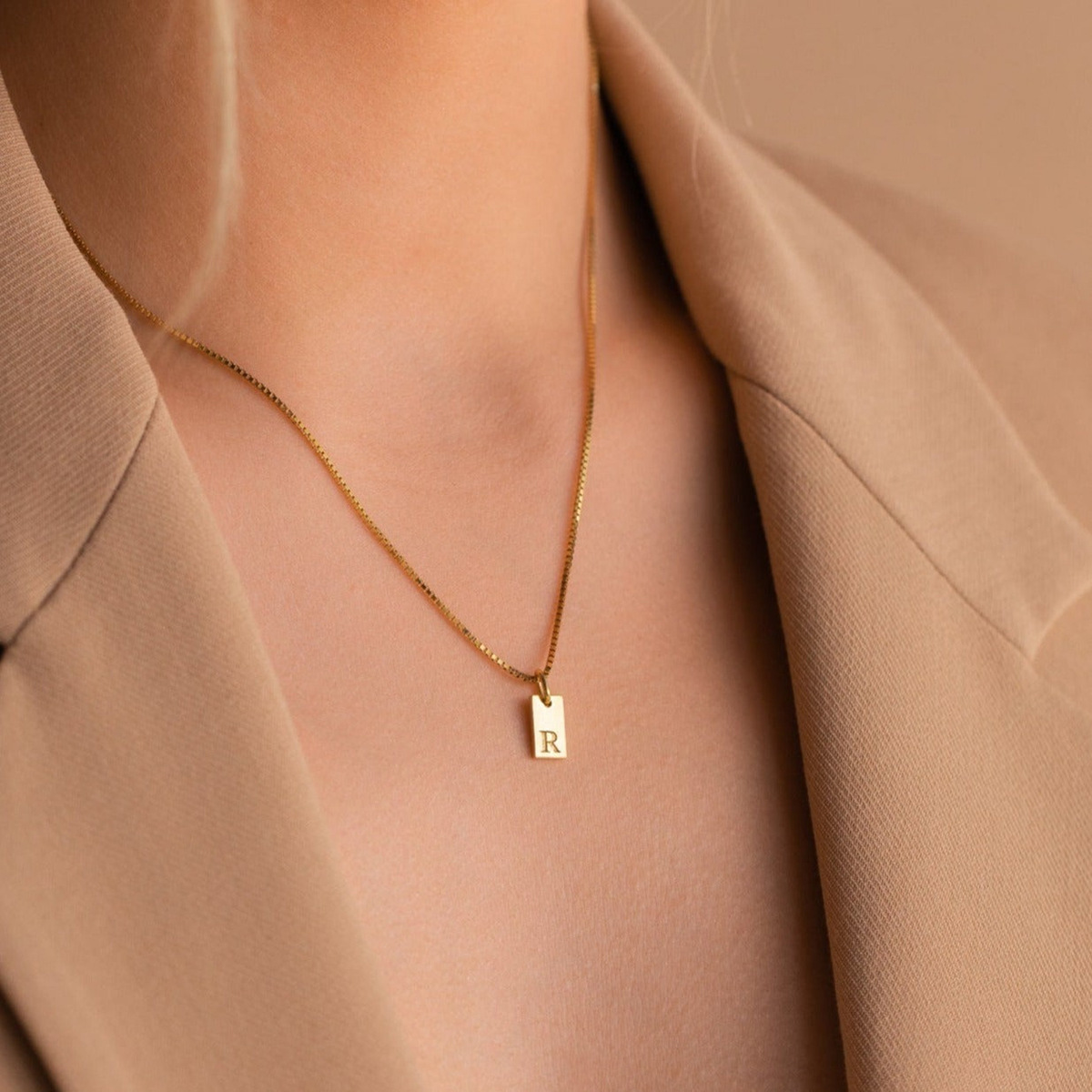 قلادات صغيرة مربعة الشكل بحروف - مراجعة Birth Flower Necklace وسعره